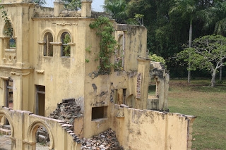 Misteri istana yang terbengkalai