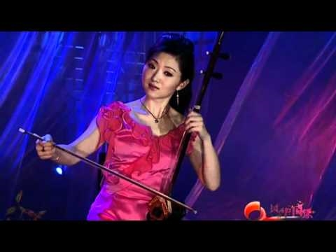 Li Su-lan szerelmes dalt énekel "Jade Vase in Spring"